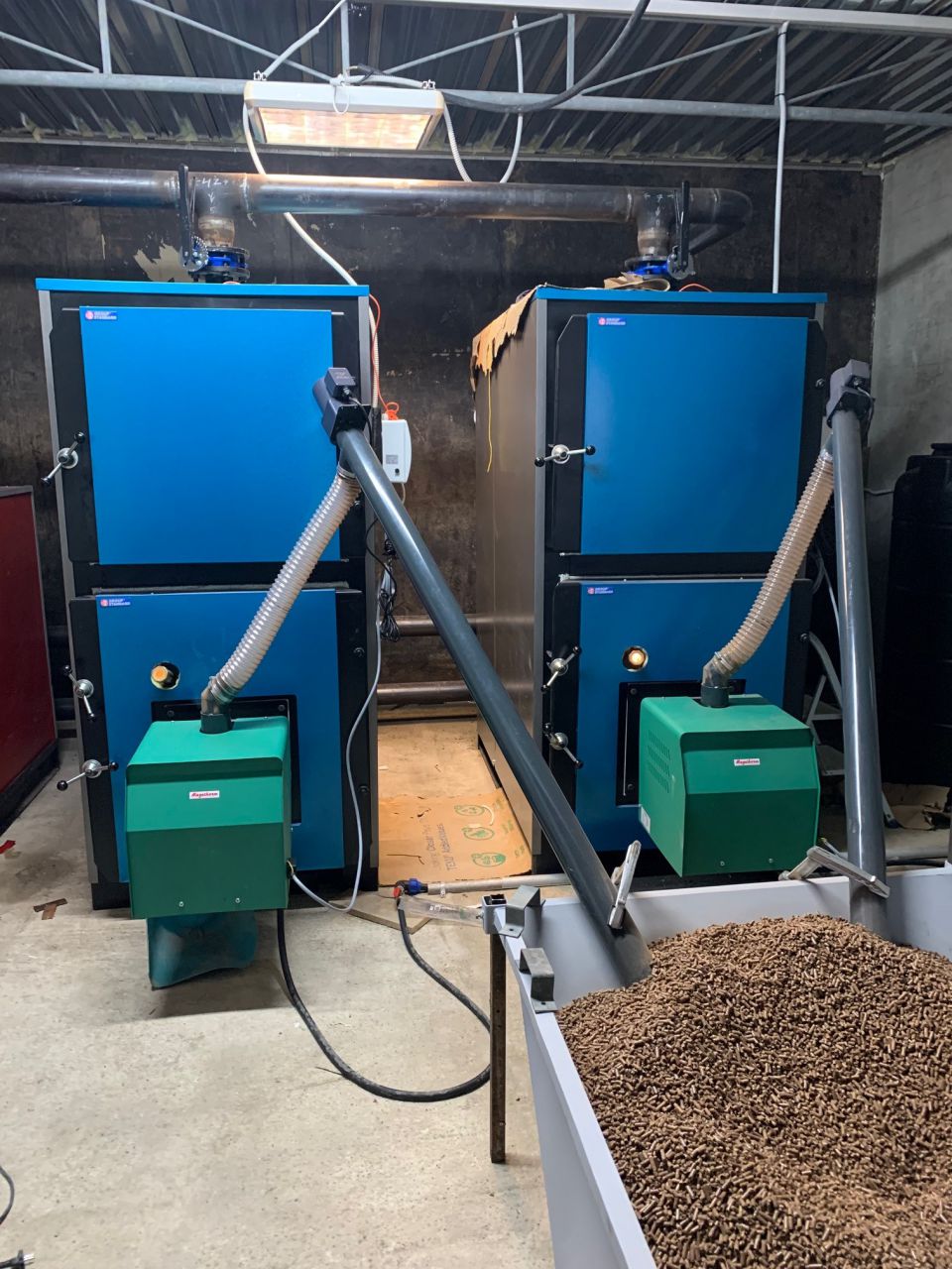 Instalación de dos Quemadores de Pellet Pyro 250 Pro en un invernadero en Grecia - Megatherm