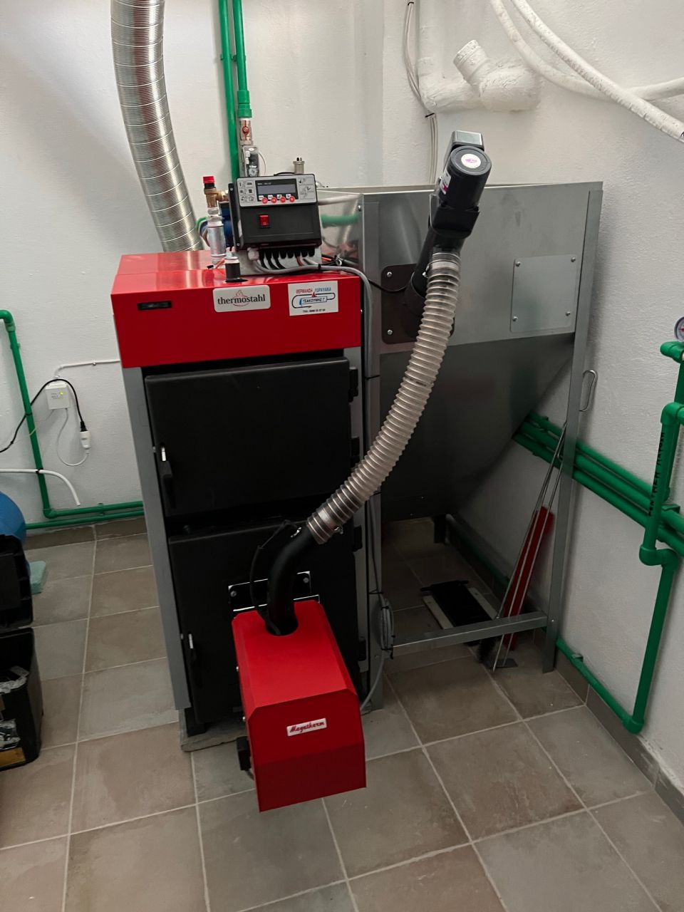 Nani 35 Instalación de caldera de pellets de madera - Megatherm