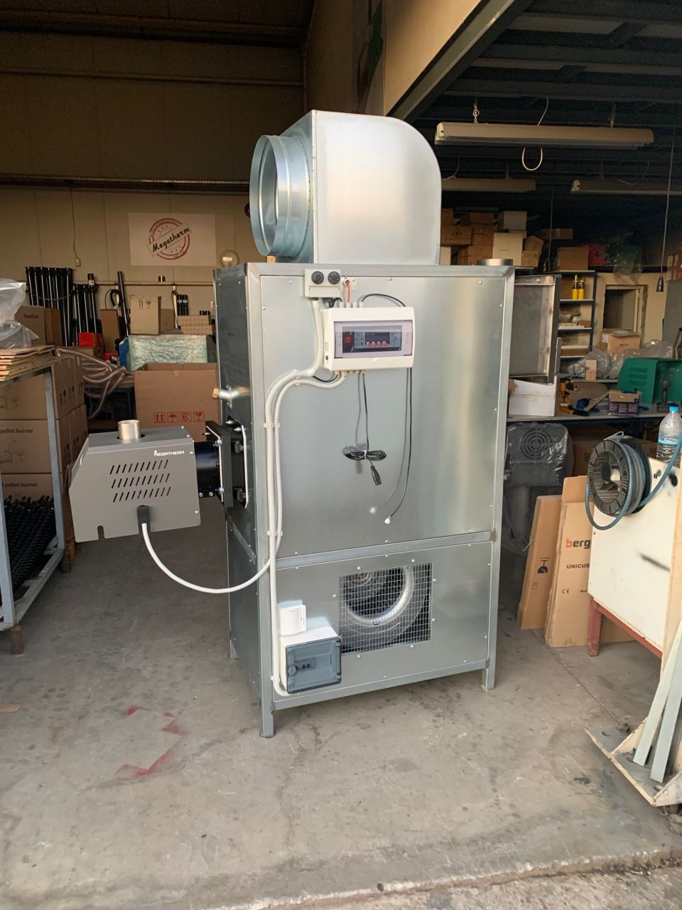 Installazione di Riscaldatori Generatori d’Aria Calda Notos in un Bruciatore pellet - Megatherm