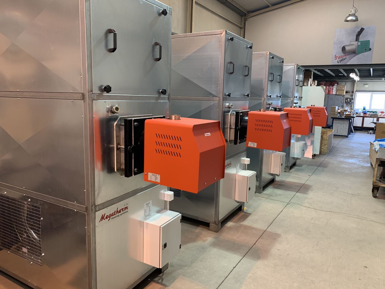 Installazione di Riscaldatori Generatori d’Aria Calda Notos in un Bruciatore pellet - Megatherm