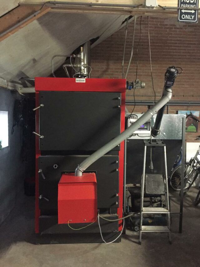 Pyro 250 Pro Εγκατάσταση Καθστήρα Πέλλετ σε Λέβητα σε στάβλο - Ολλανδία - Megatherm
