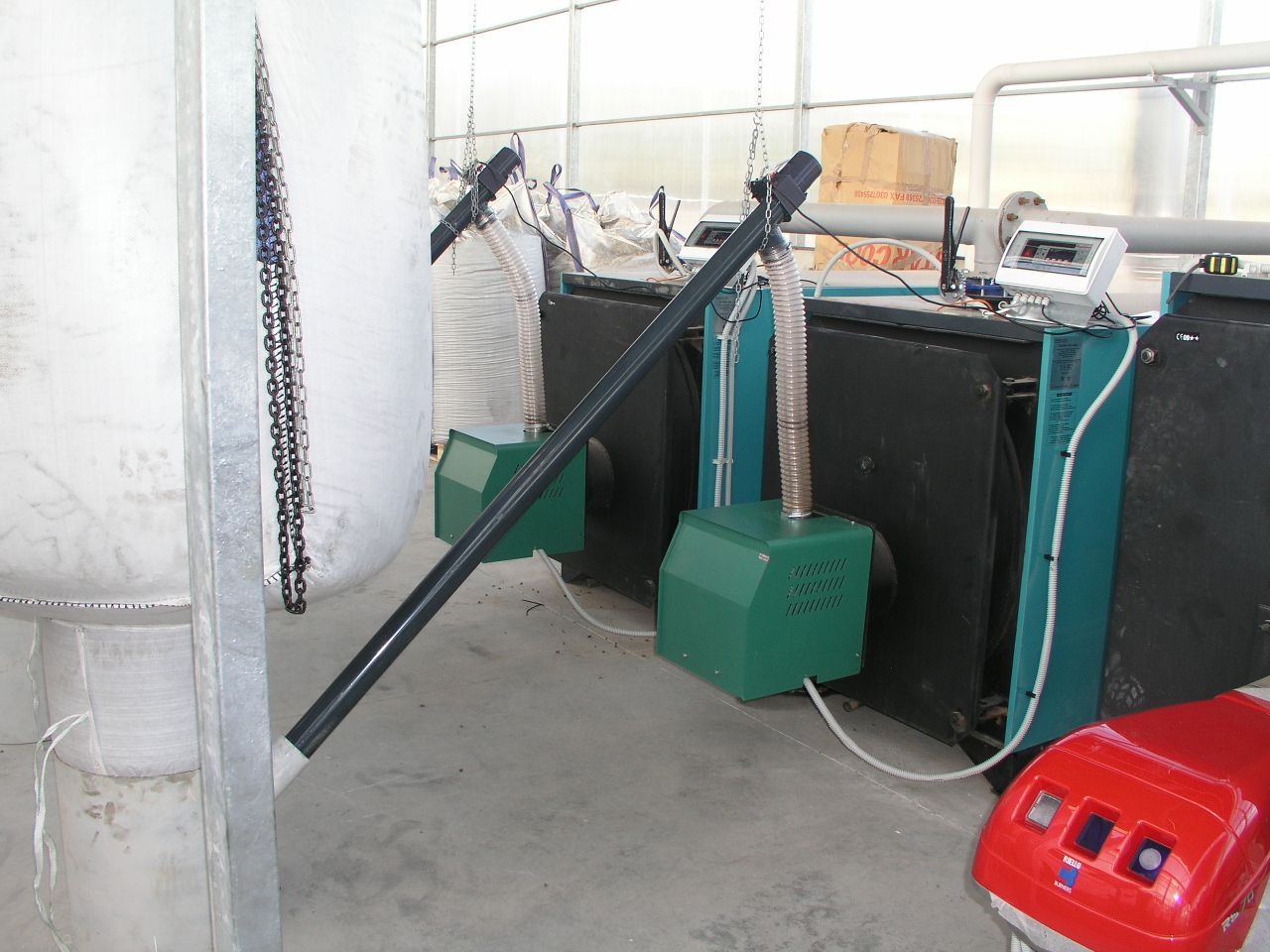 Pyro 250 Pro Installation de 2 brûleurs à granulés de bois dans une chaudière à mazout dans une serre à Athènes - Megatherm