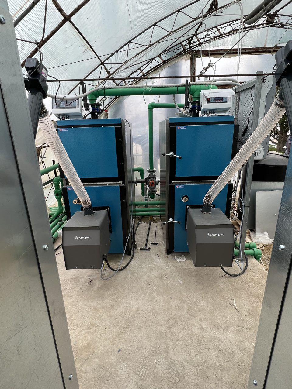 Pyro 150 Pro Wood Installazione del bruciatore a pellet in una serra in Grecia