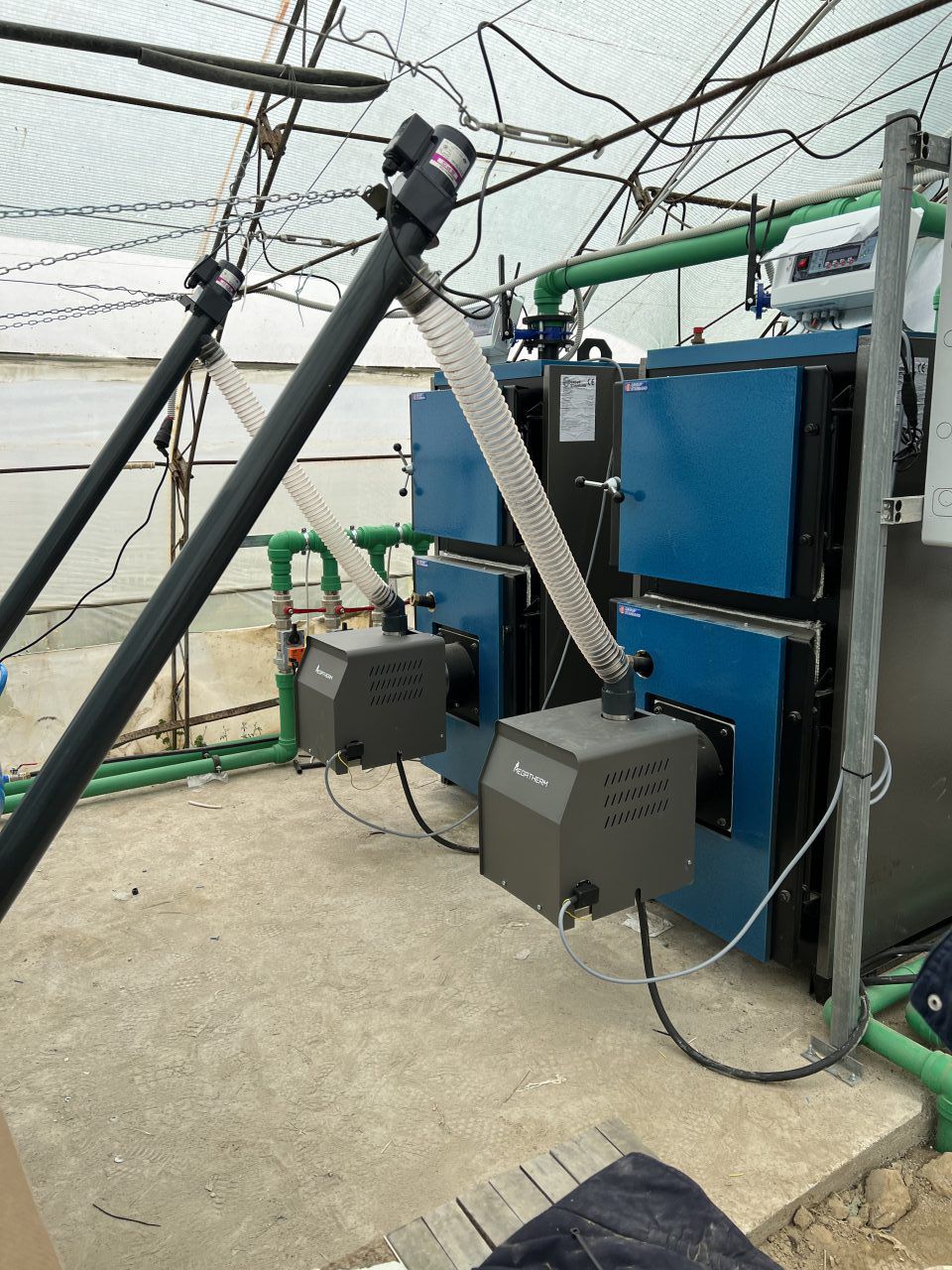 Pyro 150 Pro Wood Installazione del bruciatore a pellet in una serra in Grecia